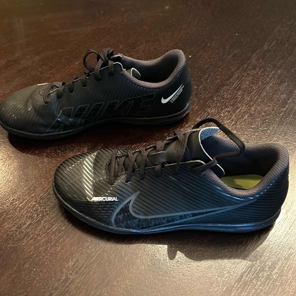Nike Shoes Mercurial Indoor Soccer Turf
Cleats Size Youth 5.5